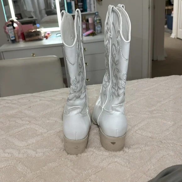 White Embroidered Women's Cowboy Boots - Picture 4 of 5